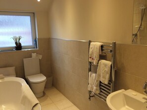 Combined shower/tub, deep soaking tub, hair dryer, towels