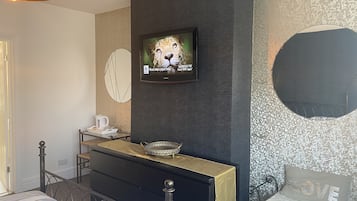 House | 6 bedrooms, iron/ironing board, free WiFi, bed sheets