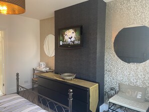 6 bedrooms, iron/ironing board, free WiFi, bed sheets