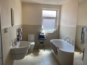 House | Bathroom | Combined shower/bathtub, deep-soaking bathtub, hair dryer, towels