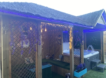 Beautifully Presented 6 bed 5 & a Half Bath House