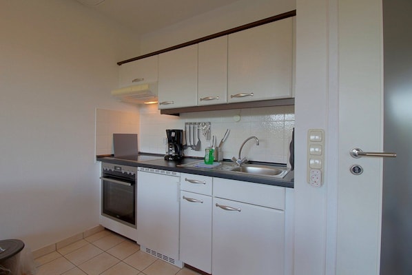 Køleskab, ovn, kaffe-/temaskine, elkedel