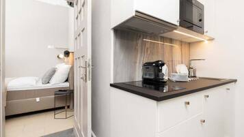 Kjøleskap, mikrobølgeovn, kokeplater og kaffetrakter/tekoker