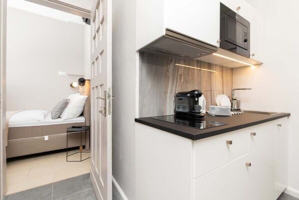Kühlschrank, Mikrowelle, Herdplatte, Wasserkocher mit Kaffee-/Teezubehör