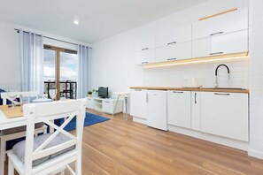 Fridge, stovetop, dishwasher, cookware/dishes/utensils