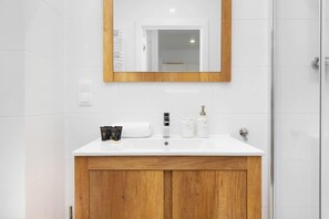 Shower, hair dryer, towels