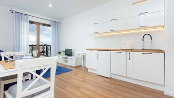 Frigorífico, placa de cocina, lavavajillas y utensilios de cocina