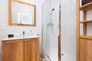 Dusche, Haartrockner, Handtücher, Shampoo