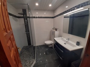 Haartrockner, Handtücher, Toilettenpapier