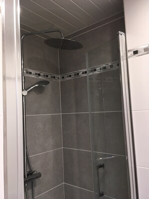Hårtørrer, håndklæder, Toiletpapir