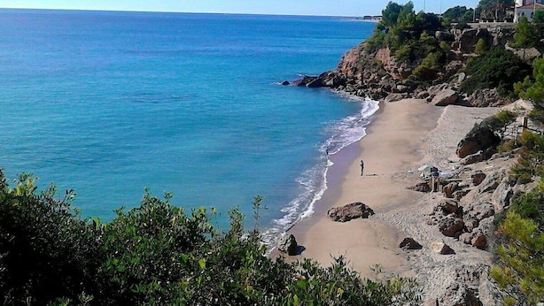 A coastal beach with rocky terrain and a clear view of the sea. - Beautiful apartment facing the sea (Mont-roig del Camp)