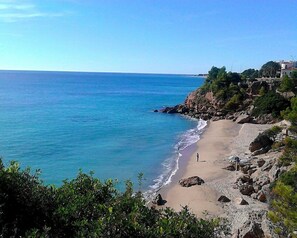 A coastal beach with rocky terrain and a clear view of the sea. - Beautiful apartment facing the sea (Mont-roig del Camp)