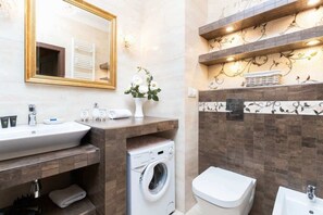 Dusche, Haartrockner, Handtücher, Shampoo