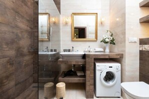 Dusche, Haartrockner, Handtücher, Shampoo
