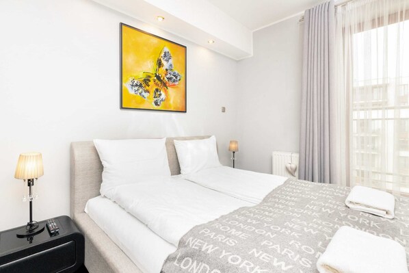 1 quarto, escrivaninha, ferros/tábuas de passar roupa, berço de viagem