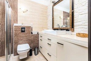 Chuveiro, secador de cabelo, toalhas de banho 