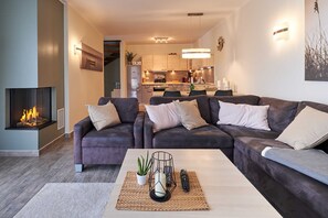 Televisión y chimenea 