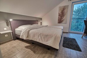 3 chambres, coffres-forts dans les chambres, bureau