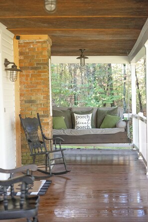 Terrace/patio - Restored 1800s Farmhouse in Beautiful Hocking Hills (Rockbridge)
