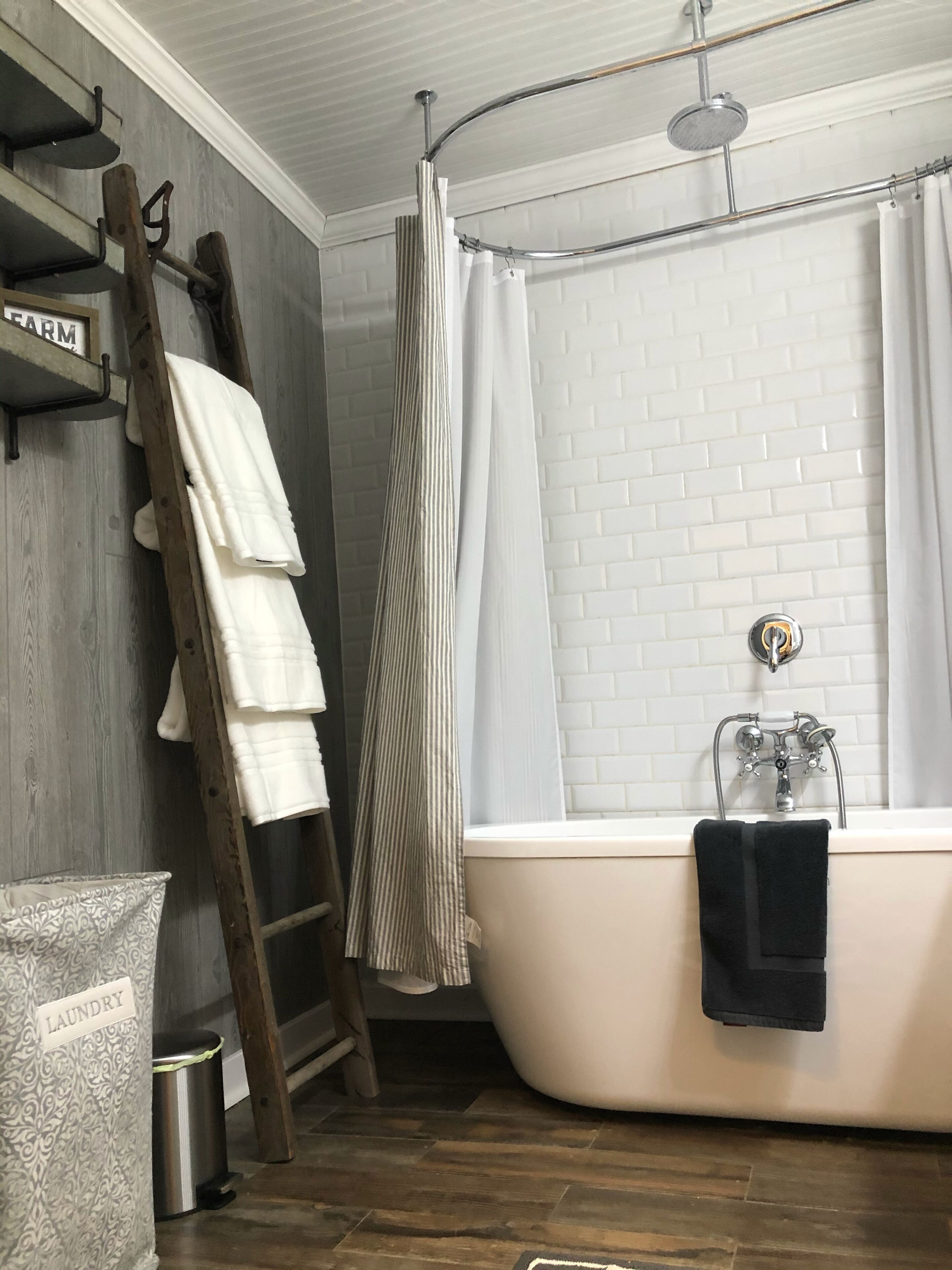 Combined shower/tub, towels, toilet paper