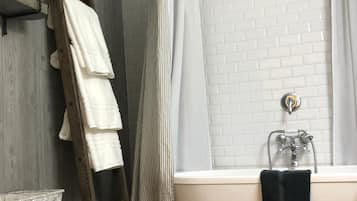 Combined shower/tub, towels, toilet paper