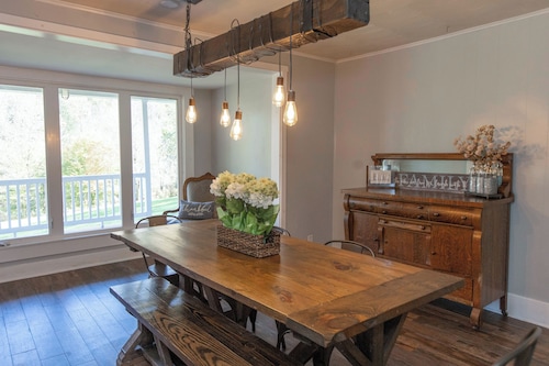 Restored 1800s Farmhouse in Beautiful Hocking Hills