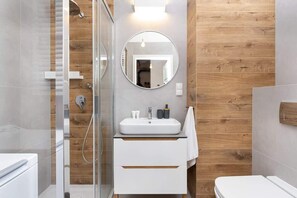 Een douche, een haardroger, handdoeken