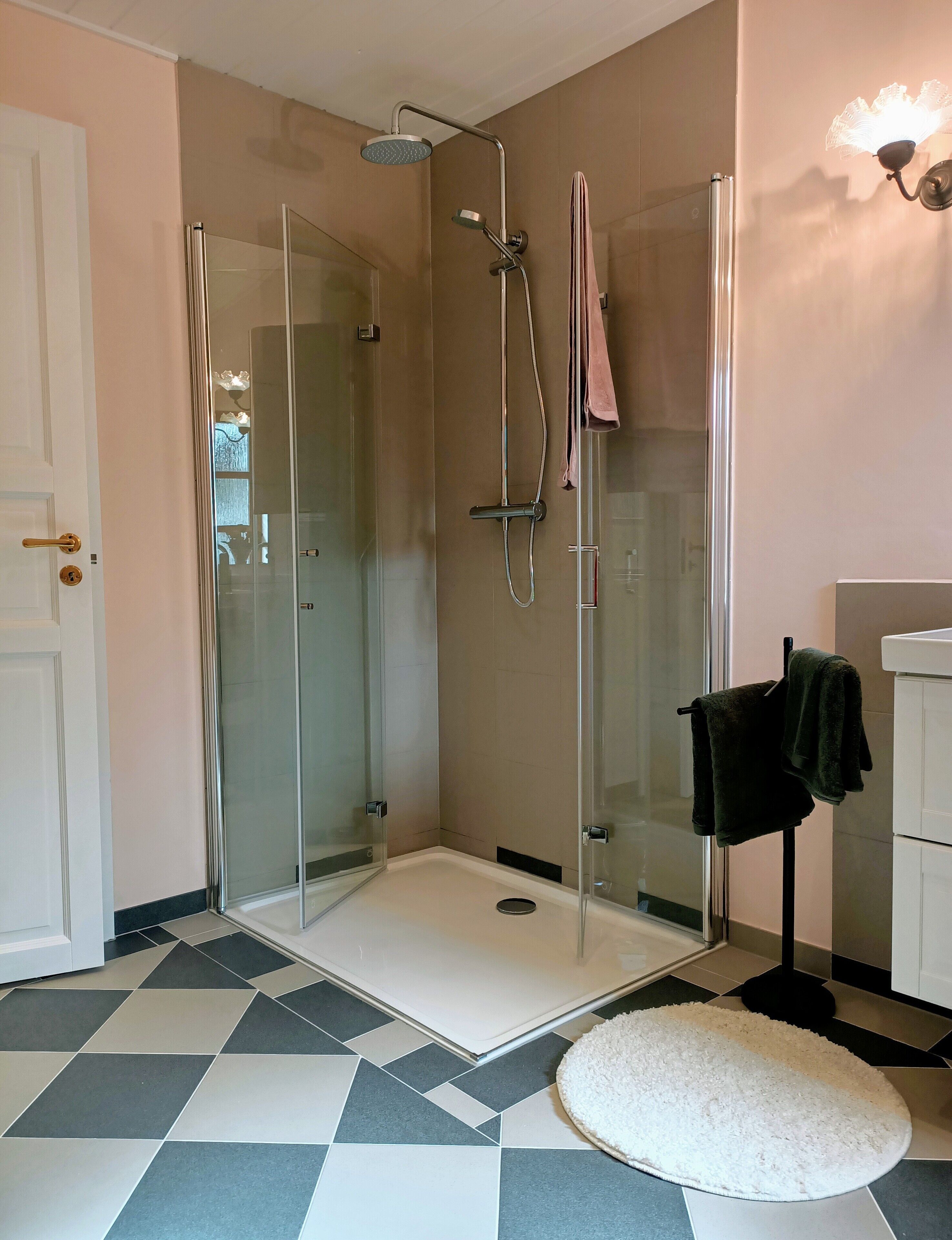 Badewanne, Haartrockner, Handtücher, Seife
