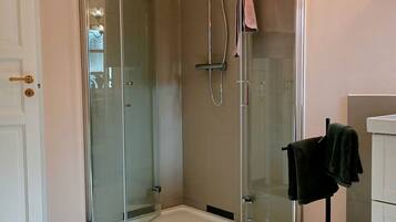 Badewanne, Haartrockner, Handtücher, Seife