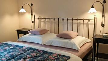 2 Schlafzimmer, Schreibtisch, Bügeleisen/Bügelbrett, Reisekinderbett