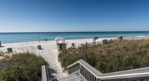 På stranden