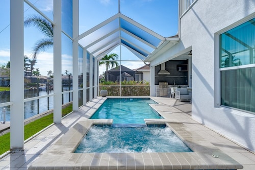 2017 waterfront home w/ pool/spa/two main suites