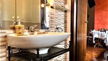 Shower, hair dryer, bidet, towels