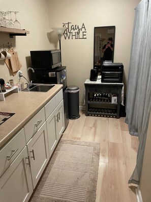 Réfrigérateur, four à micro-ondes, cafetière-théière