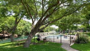 Condo, 2 Bedrooms | Property grounds