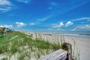 On the beach - 🌊🌞Oceanfront | Private Pool, Hot Tub + Outdoor Kitchen | The Oasis (Myrtle Beach)