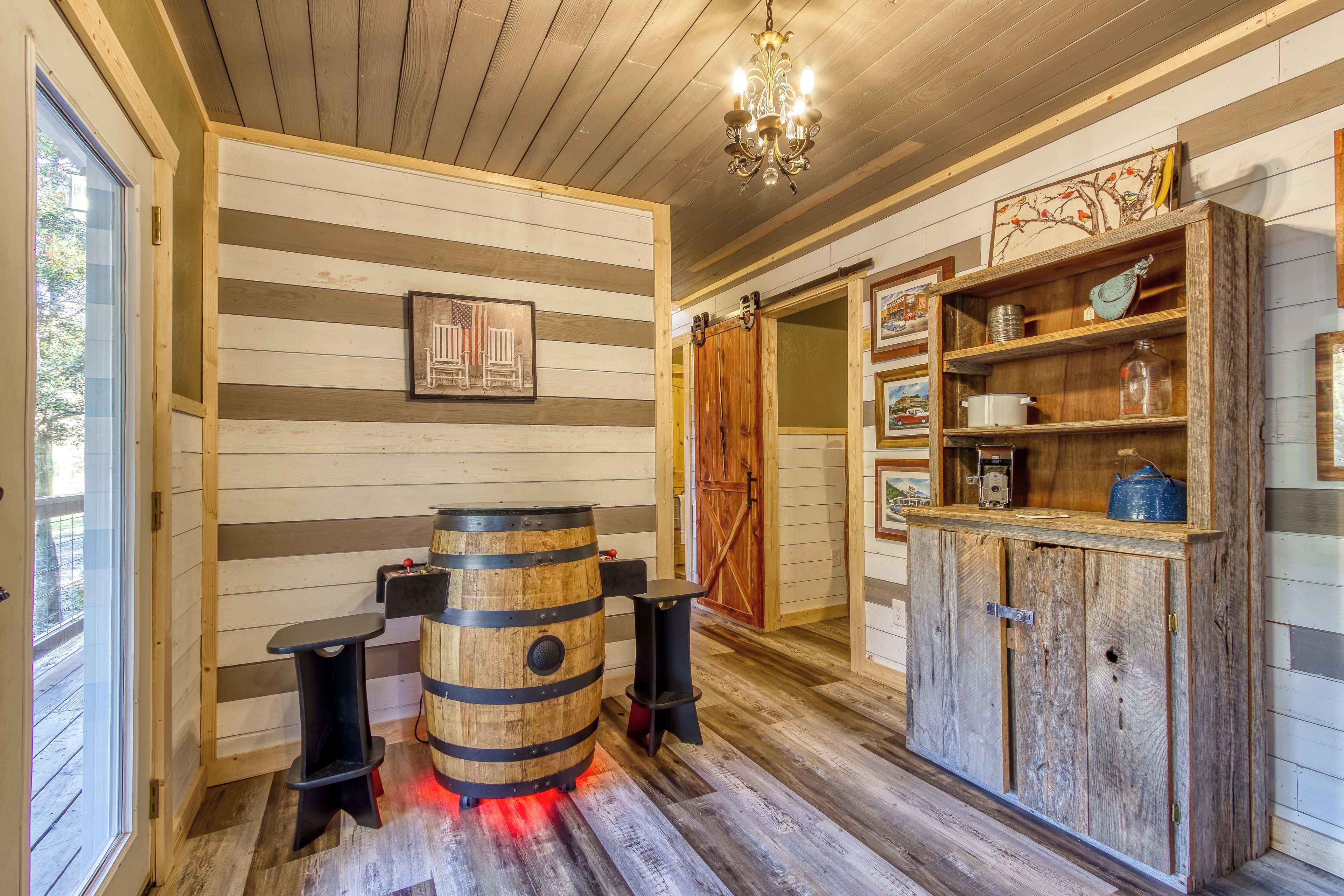 Un intérieur rustique avec des murs en bois, une barrique en bois et un meuble avec des étagères.