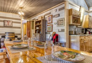 Fridge, microwave, oven, stovetop - Duck Pond Mancave: The Ultimate Pit Stop for Relaxation! (Sevierville)