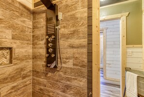 Shower, free toiletries, towels - Fire-Pit | Hot Tub | WiFi | Pet Friendly | Arcade | Close to Attractions (Sevierville)