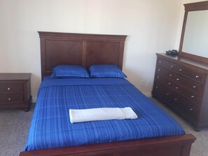 3 bedrooms, iron/ironing board, WiFi, bed sheets - Stylish Heritage Apt Ideal For Long Stays - 3 BR with Jacuzzi (Fort McMurray)