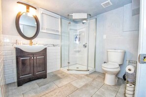 Duschwanne, Handtücher, Seife, Toilettenpapier