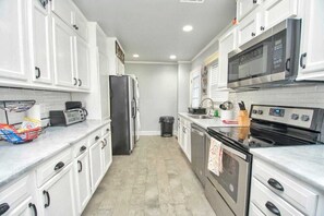 Fridge, microwave, oven, stovetop - Spacious 7BR Retreat – Near Downtown & Six Flag7 (Atlanta)