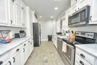 Spacious 7BR Retreat – Near Downtown & Six Flag7