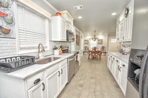 Spacious 7BR Retreat – Near Downtown & Six Flag7