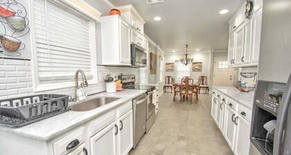 Spacious 7BR Retreat â Near Downtown & Six Flag7