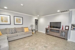 Smart TV - Spacious 7BR Retreat – Near Downtown & Six Flag7 (Atlanta)