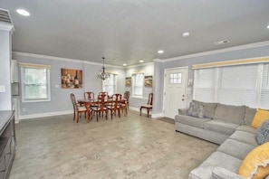 Smart TV - Spacious 7BR Retreat – Near Downtown & Six Flag7 (Atlanta)