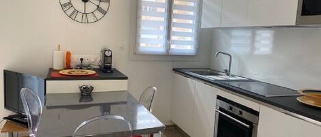 Réfrigérateur, micro-ondes, four, plaque de cuisson