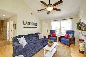 TV, fireplace, DVD player, books - Ridge Retreat 42  Sleeps 8 + Crib. NEW HOT TUB (Taylorsville)