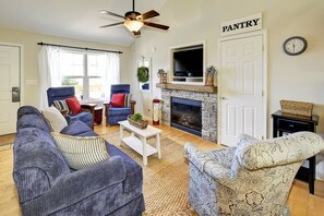 テレビ、暖炉、DVD プレーヤー、書庫